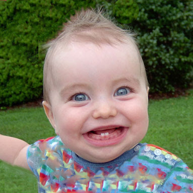 Усмихнато бебе със здрави детски зъбки
