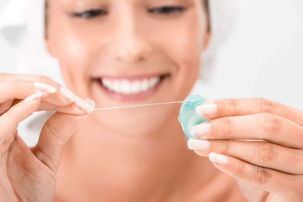 Почиствайте зъбите с конец нежно и внимателно
