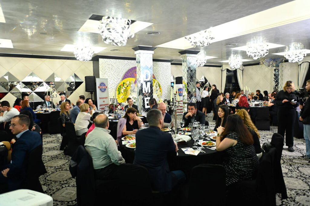 Връчване на награди за успешен дентален мениджмънт.