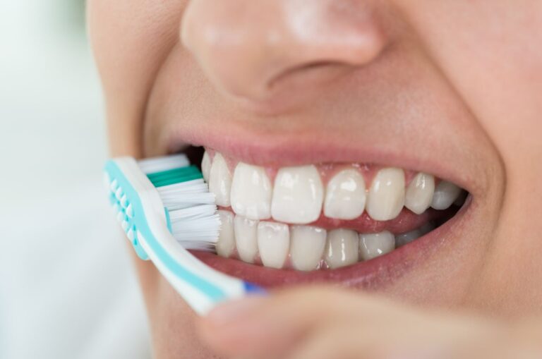 Професионалното почистване на зъбите прави четкането по-ефективно.