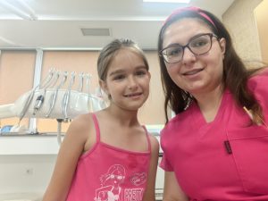 Д-р Милица Арсовска с нейните малки пациенти