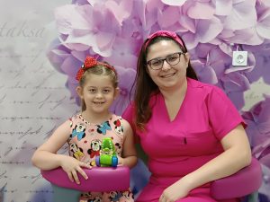 Д-р Арсовкса и нейните малки усмихнати пациенти